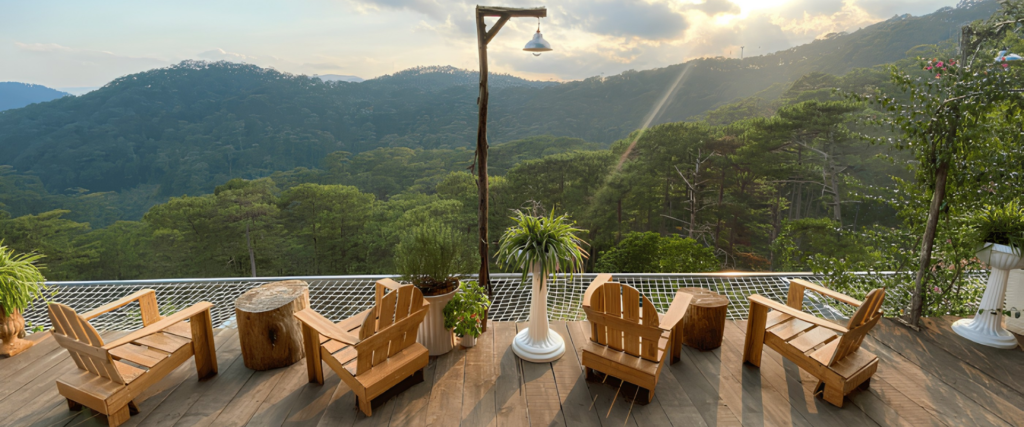 Góc ngồi ngoài trời tại một quán cà phê view đồi ở Đà Lạt.