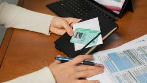 Visa nhanh giúp rút ngắn thời gian xử lý nếu quốc gia và loại hồ sơ có hỗ trợ.