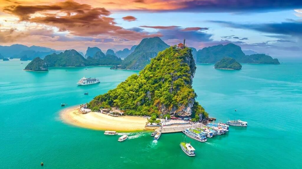 Bãi tắm và góc nhìn toàn cảnh từ đảo Ti Tốp, Vịnh Hạ Long