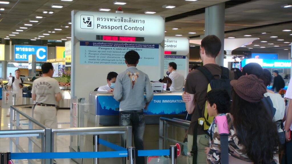 Du khách Việt Nam làm thủ tục nhập cảnh tại sân bay Thái Lan