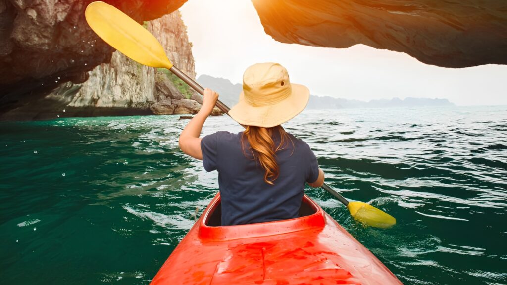 Du khách chèo kayak giữa các đảo đá trên Vịnh Hạ Long