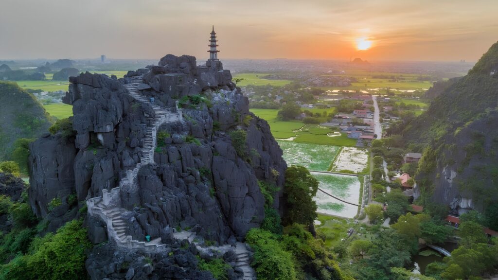 Hang Múa (Ninh Bình) bên hoàng hôn