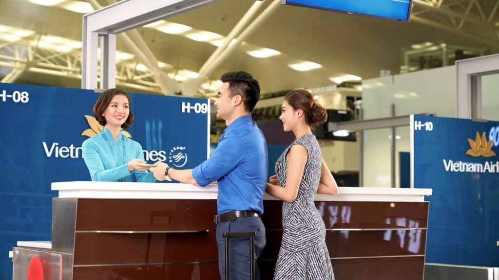 Hành khách làm thủ tục tại sân bay