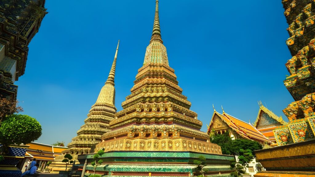 Kiến trúc chùa Thái Lan với mái vàng và các chi tiết trang trí truyền thống