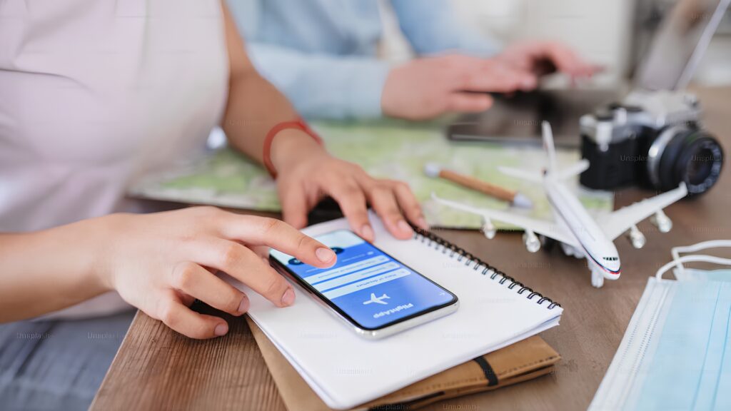 Người dùng đặt vé máy bay qua app