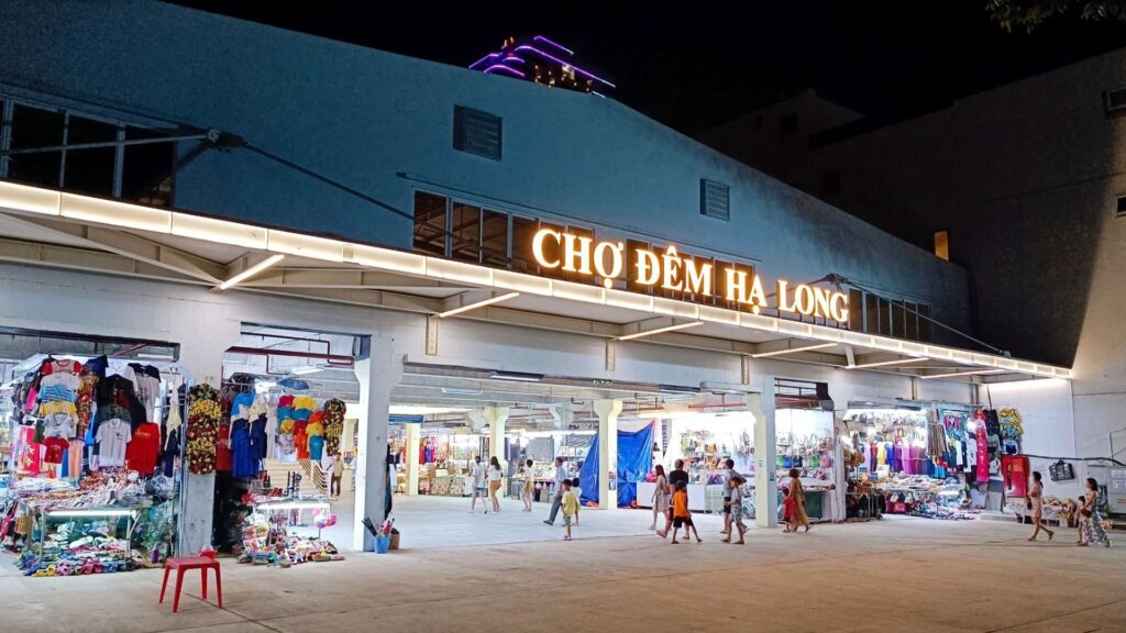 Thưởng thức hải sản và khám phá Hạ Long về đêm